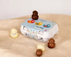 Boîte d'oeufs personnalisable et ses Poussins au chocolat noir, lait et blanc|Cadeaux.com Outlet
