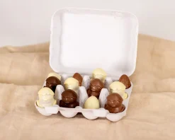 Boîte d'oeufs personnalisable et ses Poussins au chocolat noir, lait et blanc|Cadeaux.com Outlet