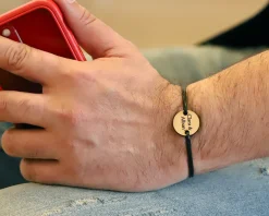 Bracelet cordon avec médaille personnalisée en bois|Cadeaux.com Hot