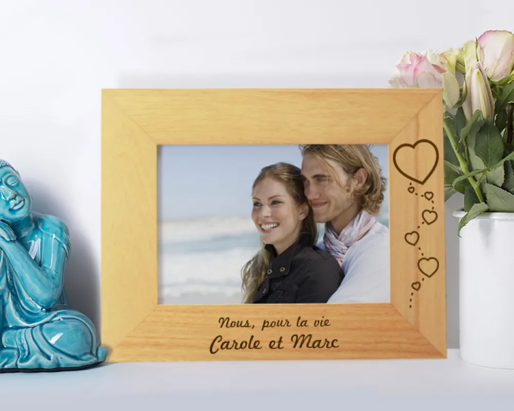 Cadre photo en bois gravé|Cadeaux.com Outlet