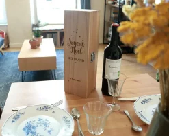Caisse à vin personnalisée en bois - Joyeux Noël et Bonne année|Cadeaux.com Outlet