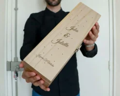 Caisse à vin personnalisée en bois - Prénoms couple|Cadeaux.com Discount