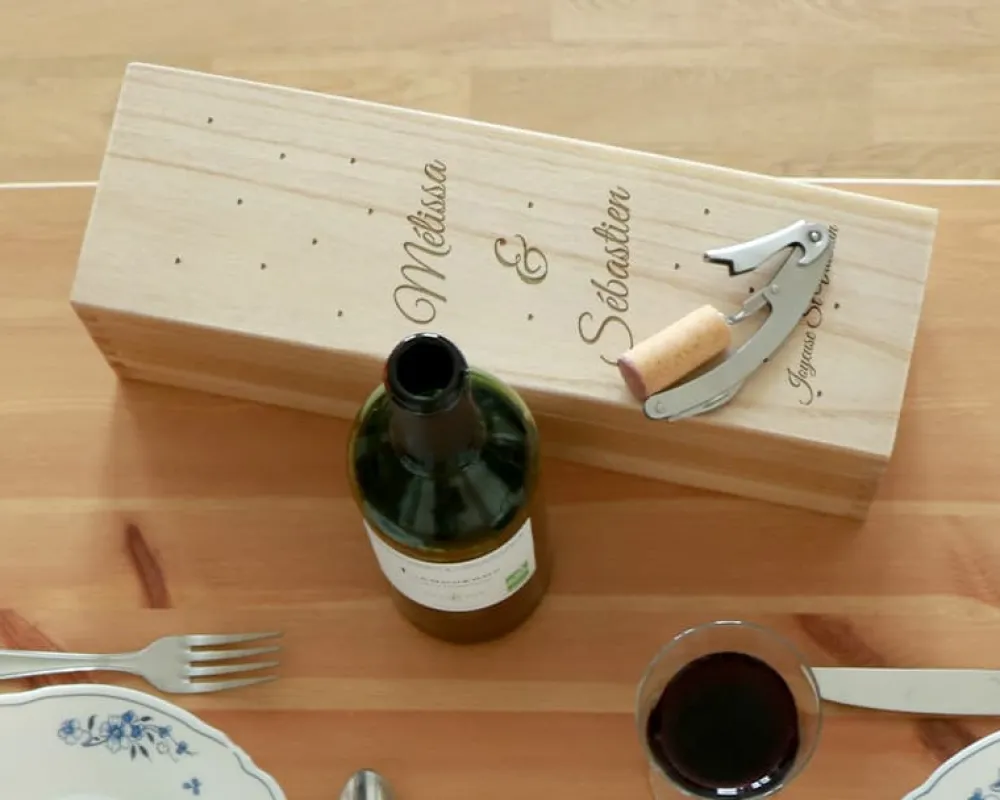 Caisse à vin personnalisée en bois - Prénoms couple|Cadeaux.com Discount
