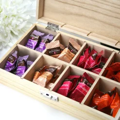 Coffret gravé de chocolats Monbana - Maman et ses petits coeurs|Cadeaux.com Hot