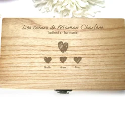 Coffret gravé de chocolats Monbana - Maman et ses petits coeurs|Cadeaux.com Hot