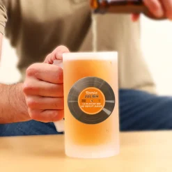 Coffret rétro vinyle - Chope de bière et sous-verres personnalisés|Cadeaux.com