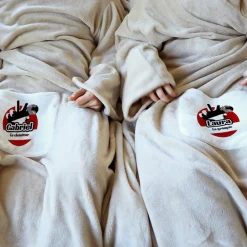 Couverture à manches couple personnalisée - The Buzz|Cadeaux.com Clearance