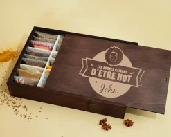 Grand coffret d'épices gravé « Les bonnes raisons d'être HOT » - 36 épices du monde|Cadeaux.com Sale