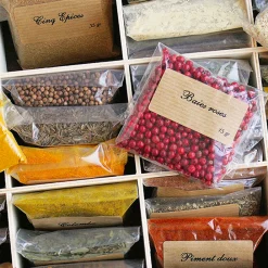 Grand coffret d'épices gravé - 36 épices du monde - Recette du Bonheur|Cadeaux.com Hot