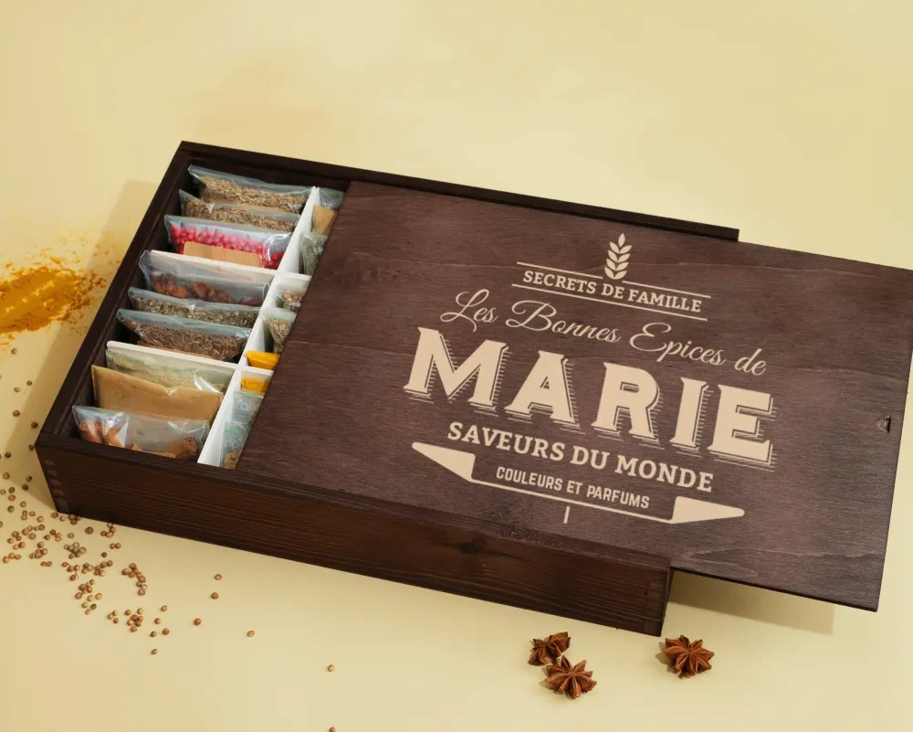 Grand coffret d'épices gravé « Les bonnes épices de » - 36 épices du monde|Cadeaux.com Outlet