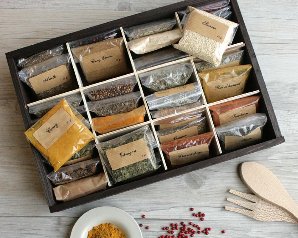 Grand coffret d'épices gravé « Les bonnes épices de » - 36 épices du monde|Cadeaux.com Outlet