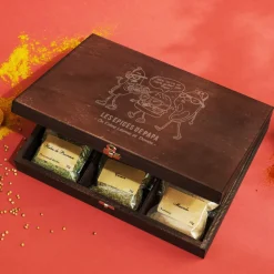 Petit coffret d'épices gravé « On va se faire griller » - 9 épices du monde|Cadeaux.com Online