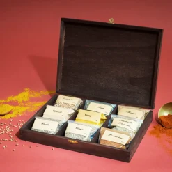 Petit coffret d'épices gravé 