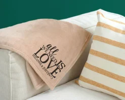 Plaid personnalisé couple - All we need is love|Cadeaux.com Clearance