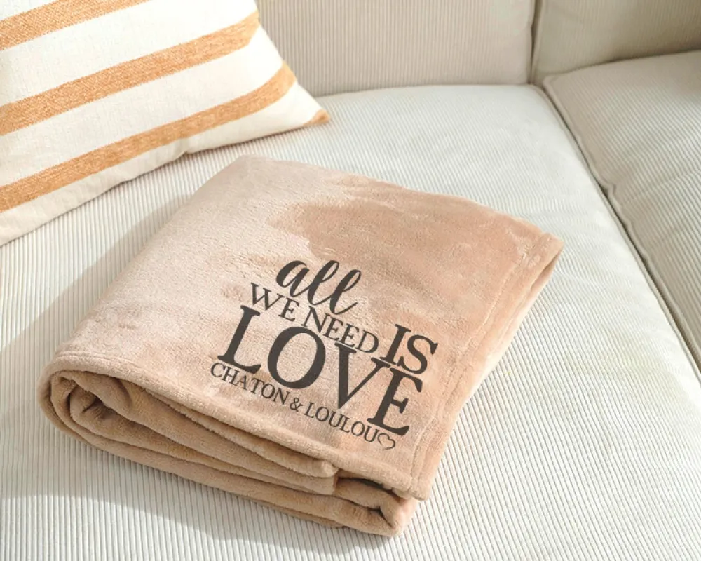 Plaid personnalisé couple - All we need is love|Cadeaux.com Clearance