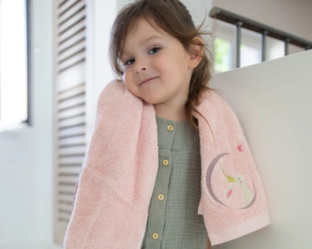 Serviette personnalisée brodée pour enfant - Lapin Poudre|Cadeaux.com