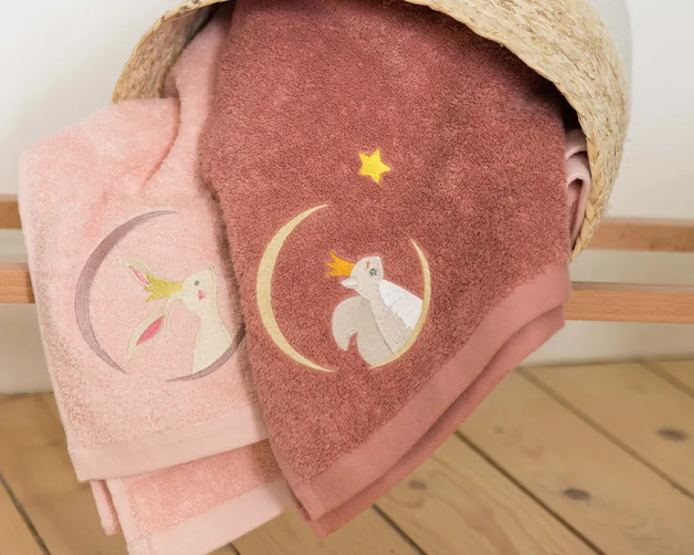 Serviette personnalisée brodée pour enfant - Lapin Poudre|Cadeaux.com